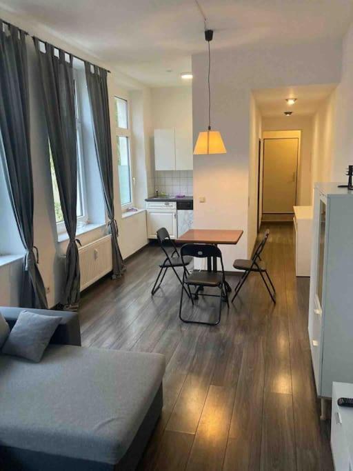 Helle schöne 2 Zimmer Wohnung im Herzen Krefelds