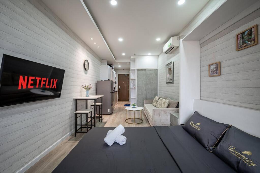 Millennium Apt-Balcony-Near D1-Netflix-Ivyhouse