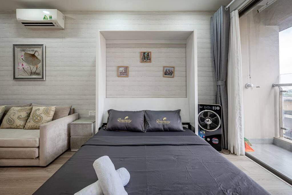 Millennium Apt-Balcony-Near D1-Netflix-Ivyhouse