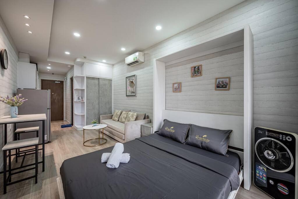 Millennium Apt-Balcony-Near D1-Netflix-Ivyhouse