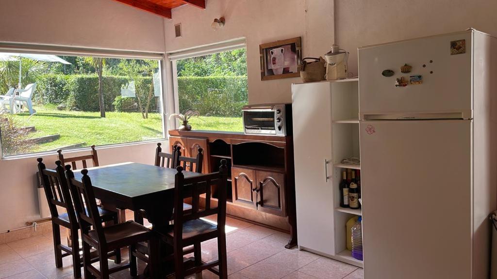 Casa con jardín, pileta, asador, y vistas al lago en Embalsina