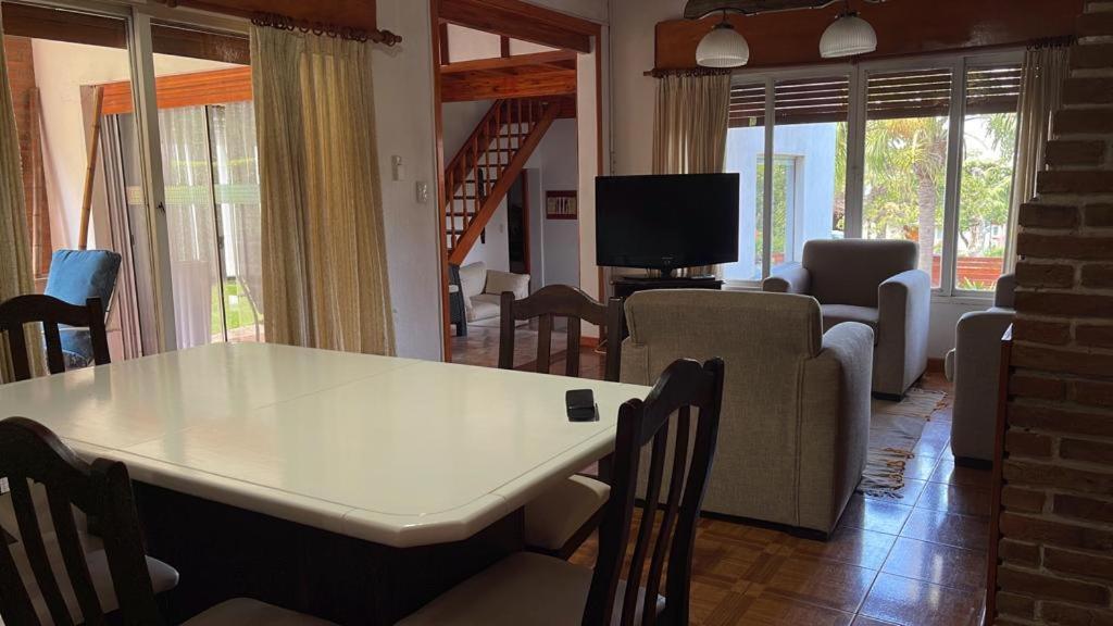 Casa con jardín, pileta, asador, y vistas al lago en Embalsina