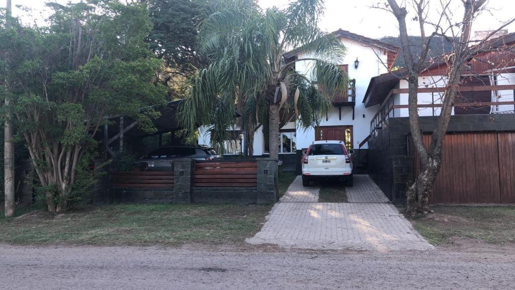 Casa con jardín, pileta, asador, y vistas al lago en Embalsina