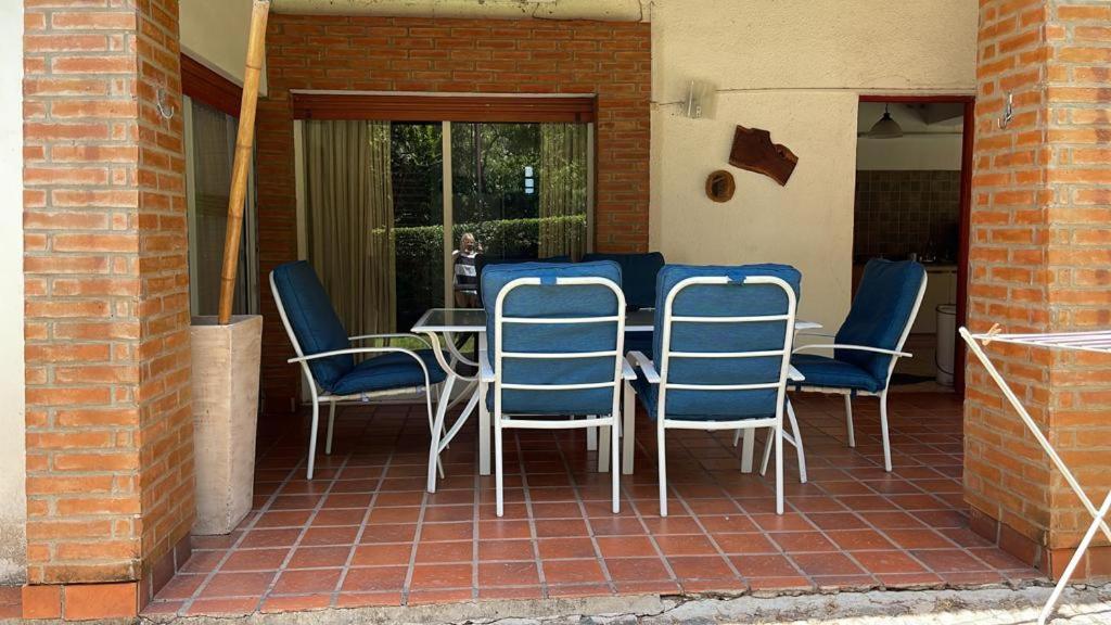Casa con jardín, pileta, asador, y vistas al lago en Embalsina