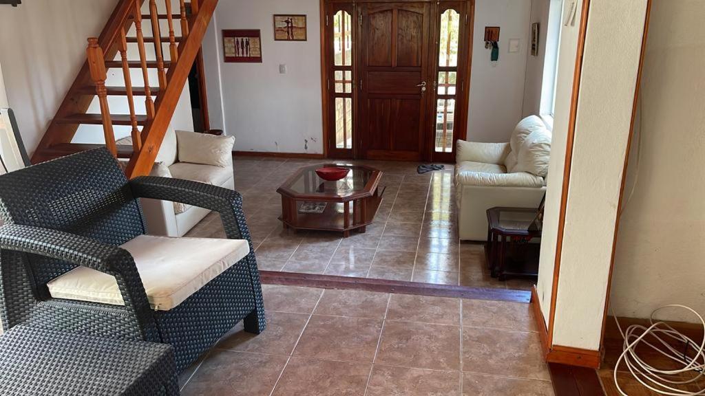 Casa con jardín, pileta, asador, y vistas al lago en Embalsina