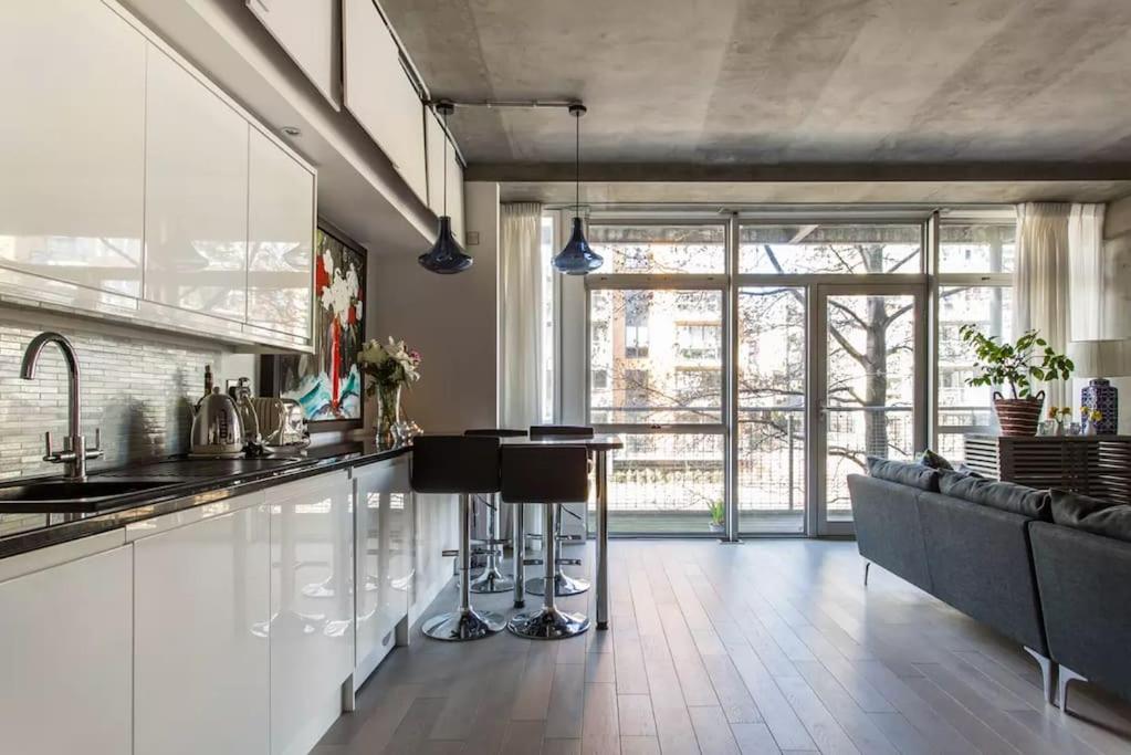 Canal-side apartment in Shoreditch