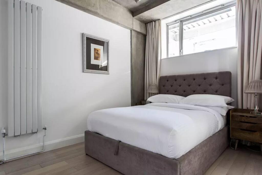 Canal-side apartment in Shoreditch