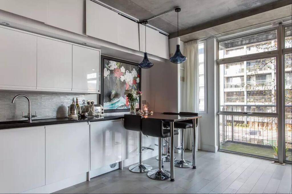 Canal-side apartment in Shoreditch