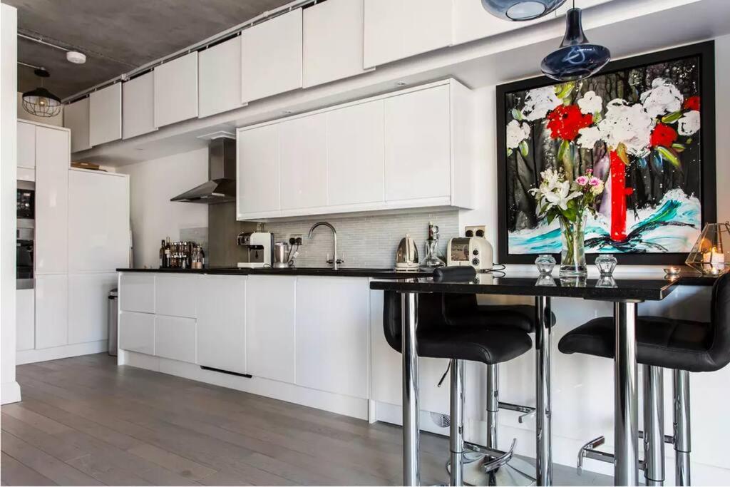 Canal-side apartment in Shoreditch