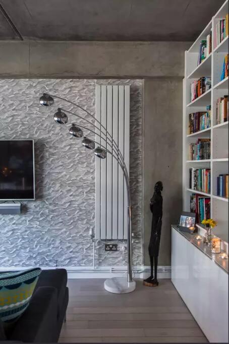 Canal-side apartment in Shoreditch