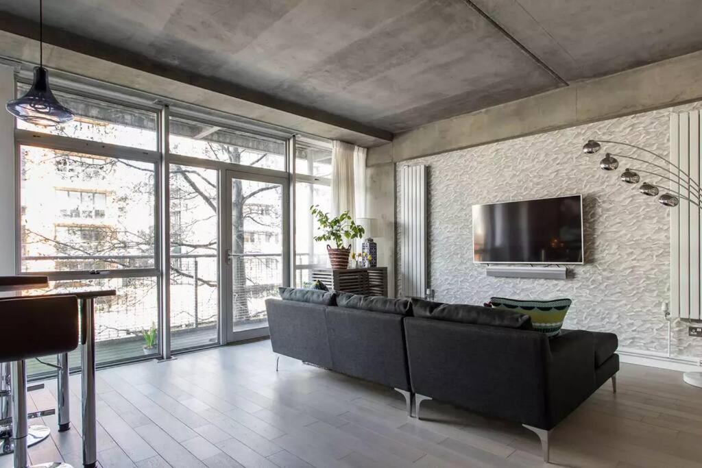 Canal-side apartment in Shoreditch