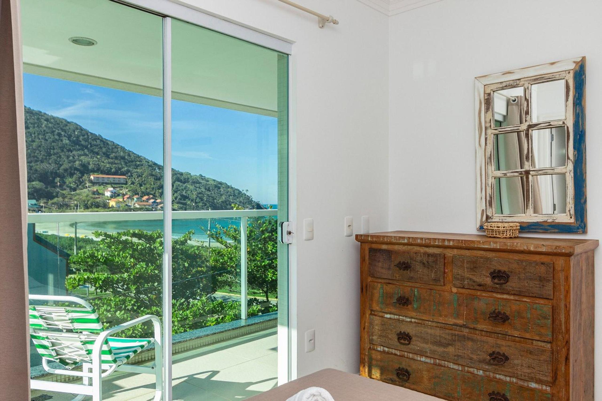 Solar das Ilhas 303 – Linda Cobertura Duplex com Piscina Privativa e Vista Panorâmica para o Mar de Quatro Ilhas.