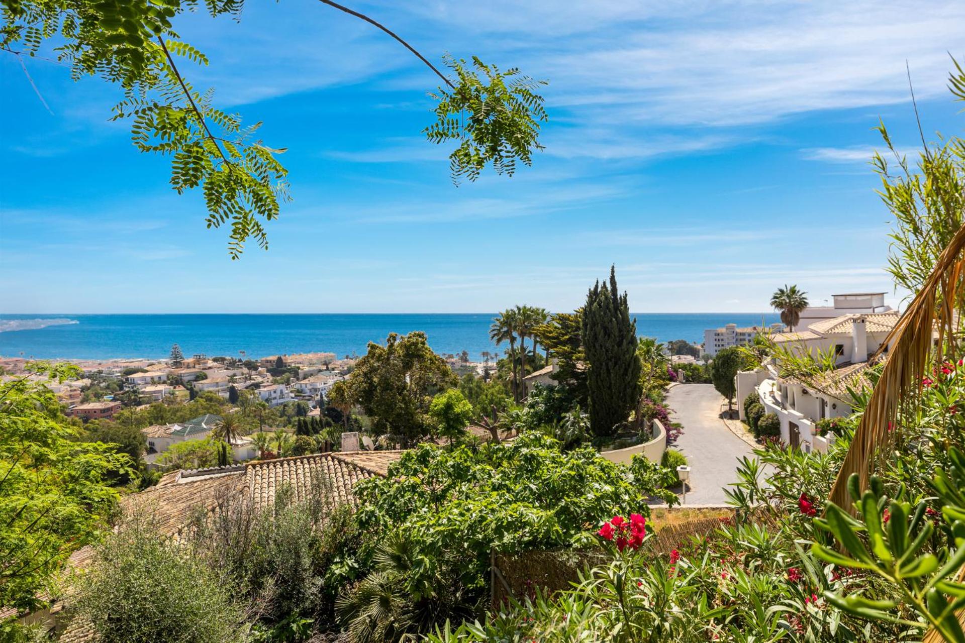Shiny 2BR Apt with Views, Pool, Great Location