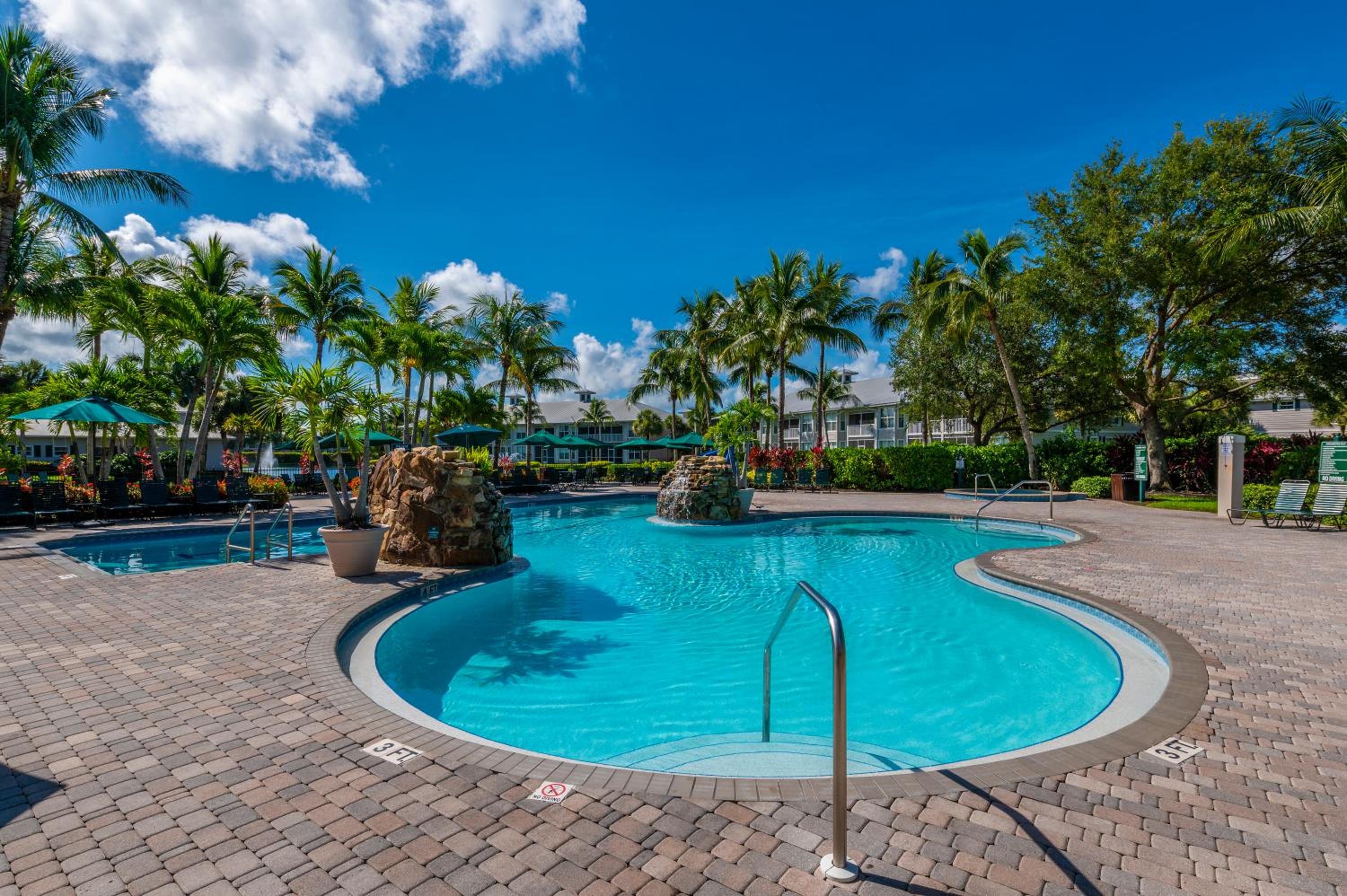 Golf Condo- Resort Pool- LakeView- 10mi to beaches view 4