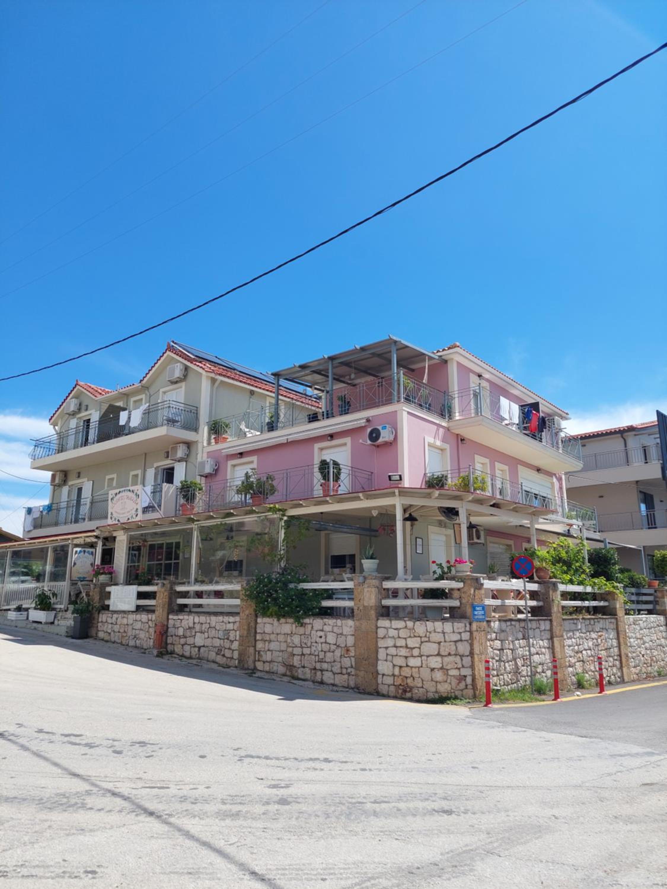Nikkos Apartments