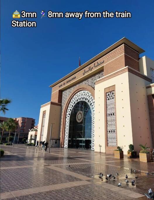 Plein centre Marrakech, grand balcon filant view 3