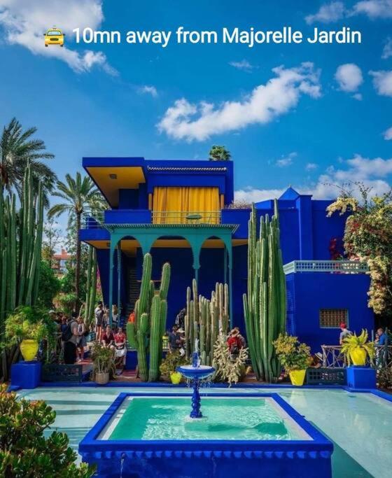 Plein centre Marrakech, grand balcon filant view 5