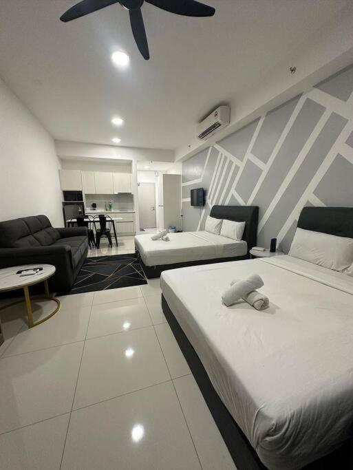Chambers Residence by Fantastic, Balcony KLCC View