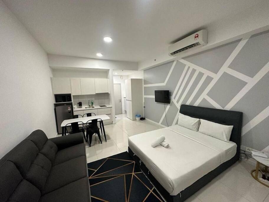 Chambers Residence by Fantastic, Balcony KLCC View