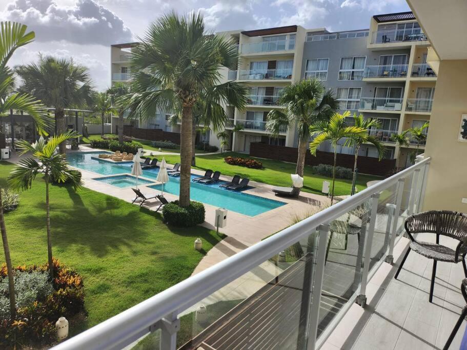 Apartamento moderno con piscina