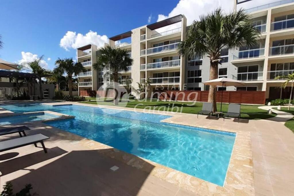 Apartamento moderno con piscina