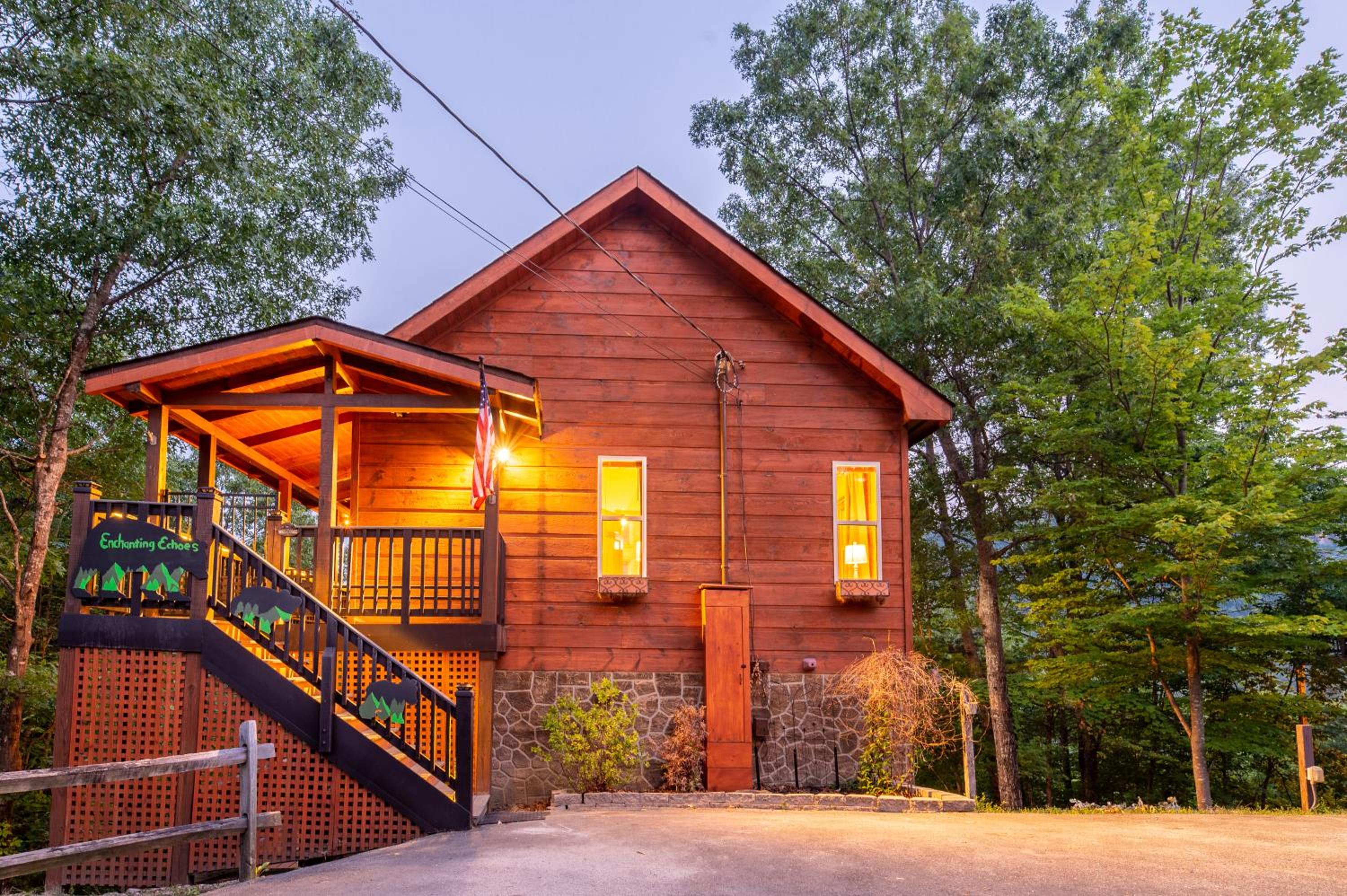 5 miles to Smokies! Stunning views! Hot Tub Pool Table Arcades 2 fireplaces! Quiet and Private view 3