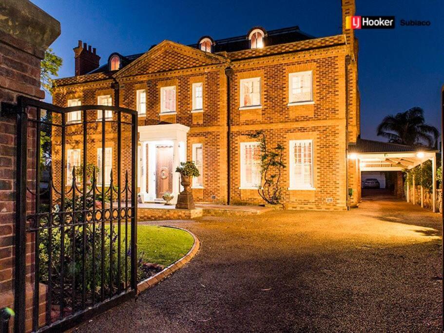 Luxury Cottage at the Manor on the River!!!