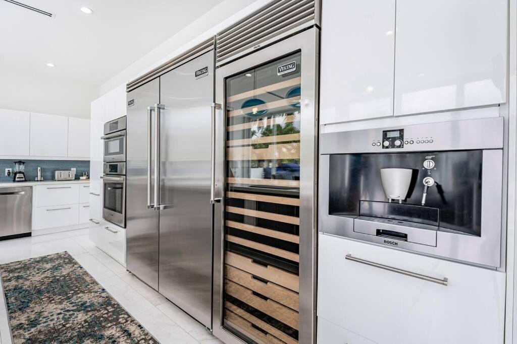 EXCLUSIVE PRIVATE RETREAT IN MIAMI !