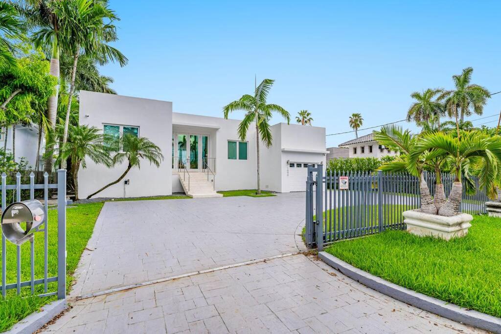 EXCLUSIVE PRIVATE RETREAT IN MIAMI !
