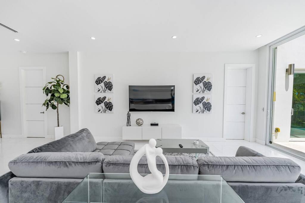 EXCLUSIVE PRIVATE RETREAT IN MIAMI !