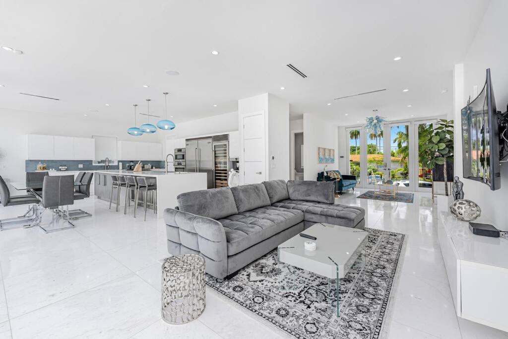 EXCLUSIVE PRIVATE RETREAT IN MIAMI !