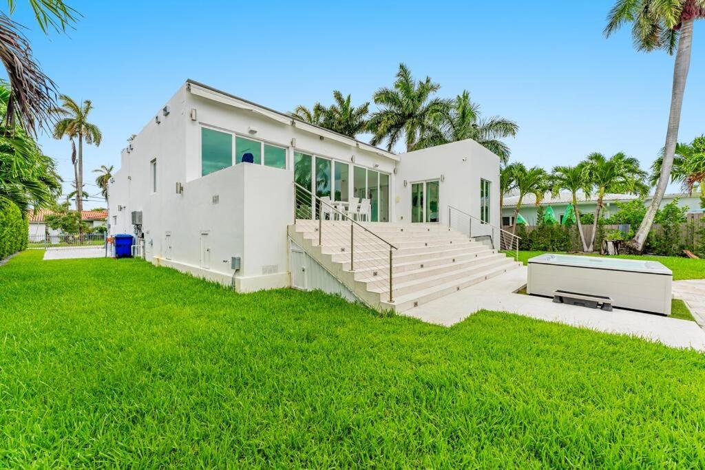 EXCLUSIVE PRIVATE RETREAT IN MIAMI !