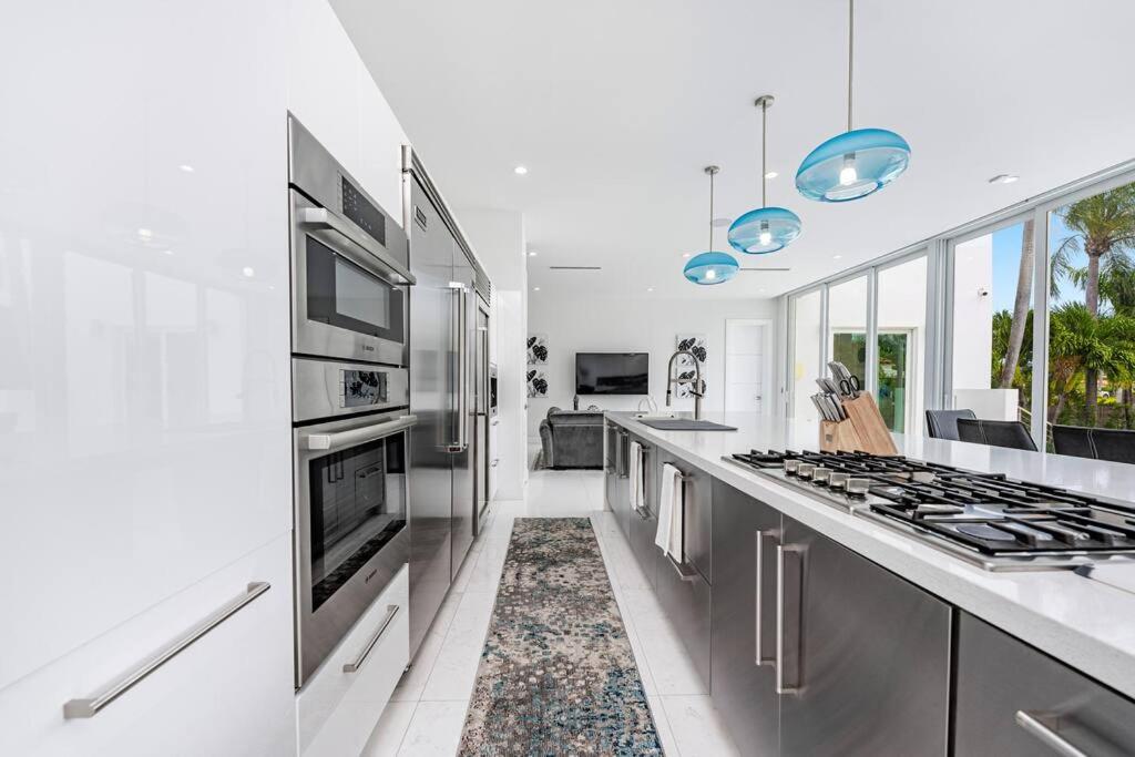 EXCLUSIVE PRIVATE RETREAT IN MIAMI !