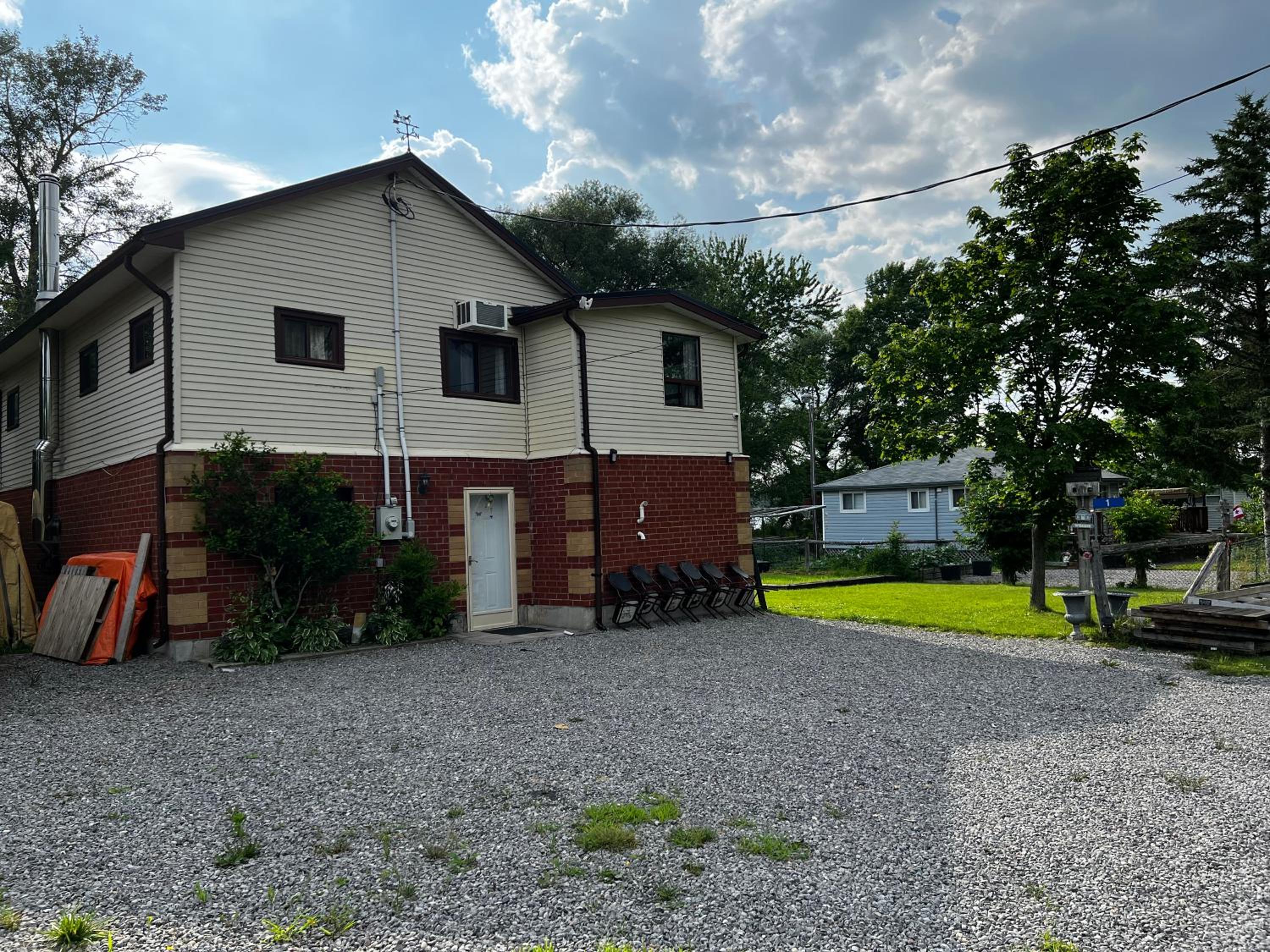 5 Bedrooms Cottage at Rice Lake!