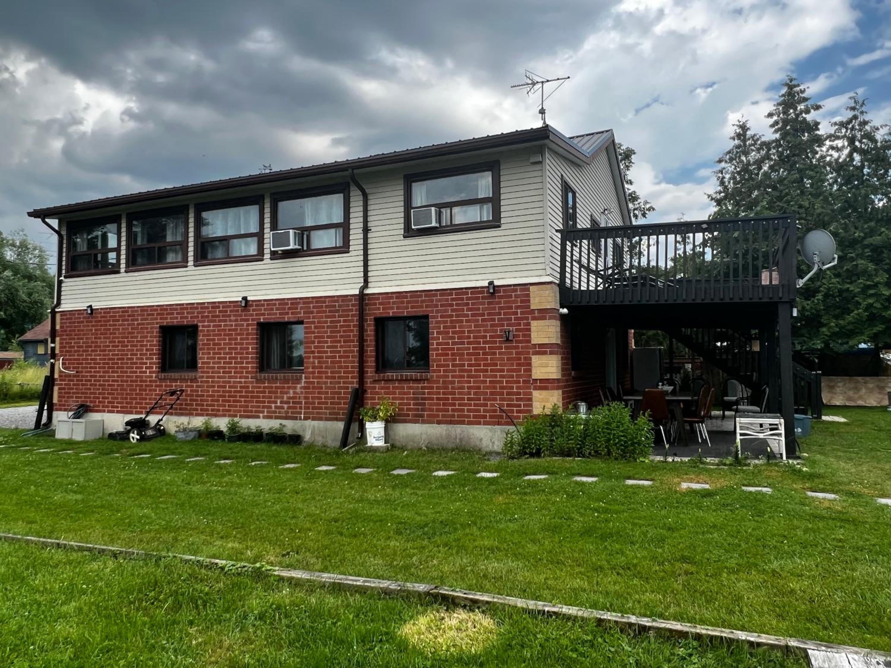 5 Bedrooms Cottage at Rice Lake!