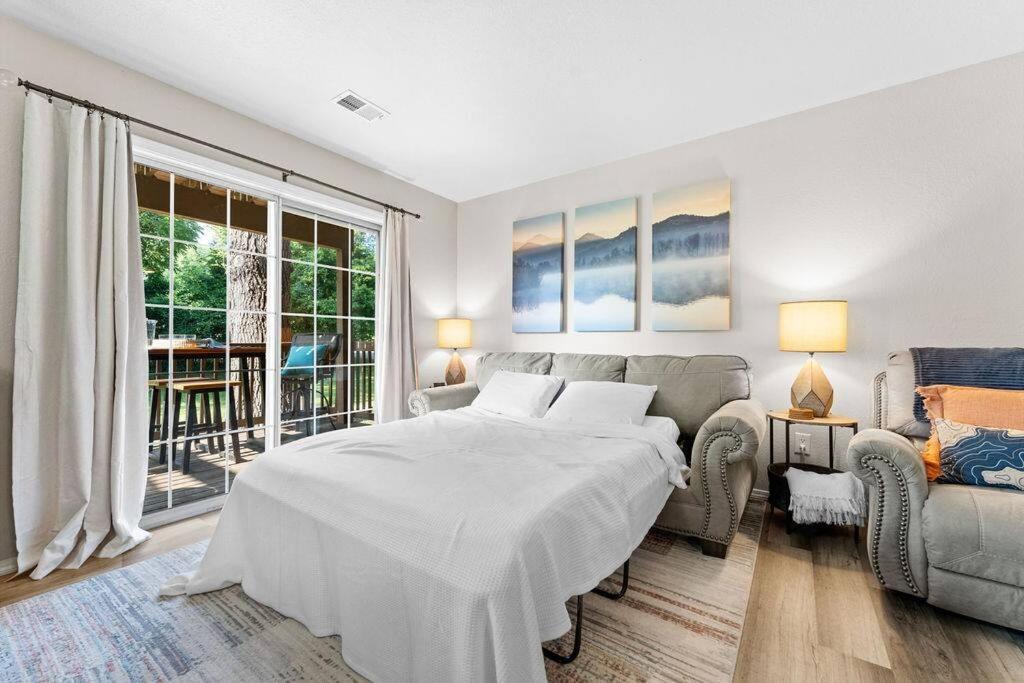 Tucked Away 1bd with King bed Close to it all! view 3
