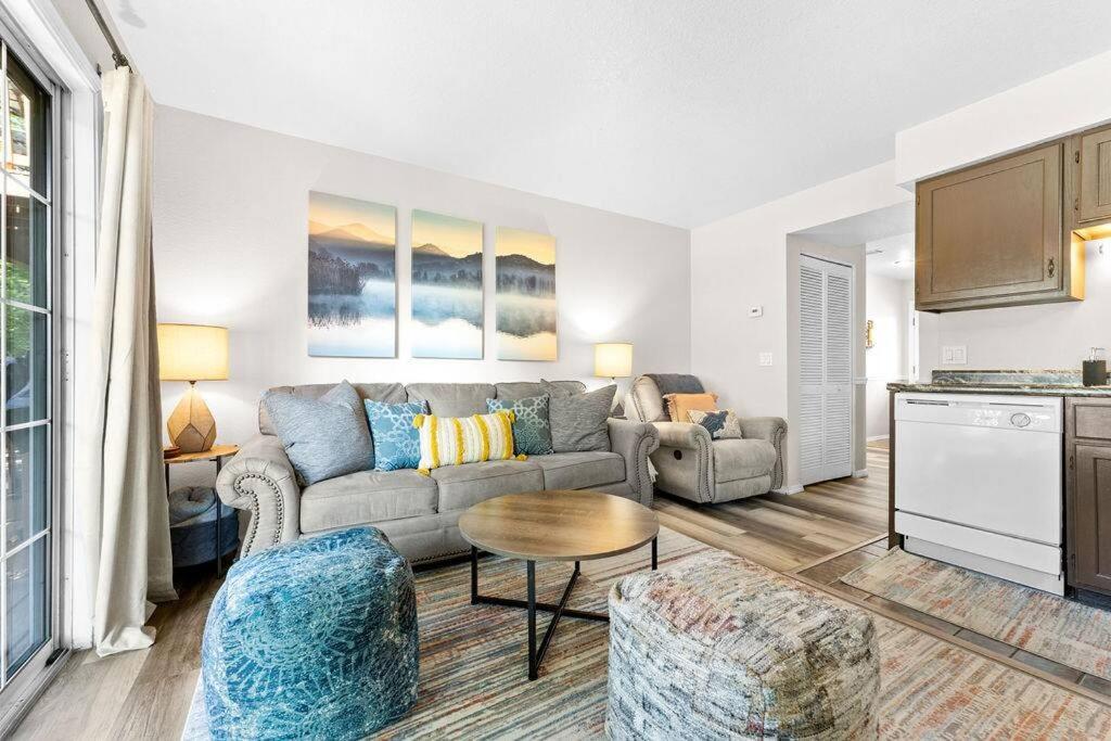 Tucked Away 1bd with King bed Close to it all! view 4