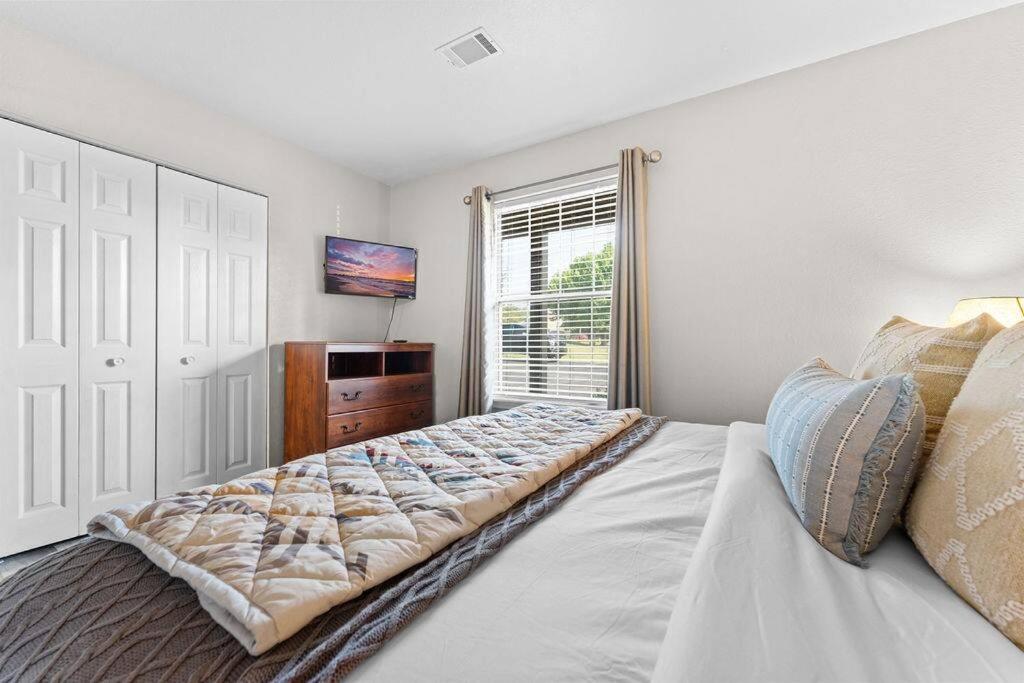 Tucked Away 1bd with King bed Close to it all! view 5