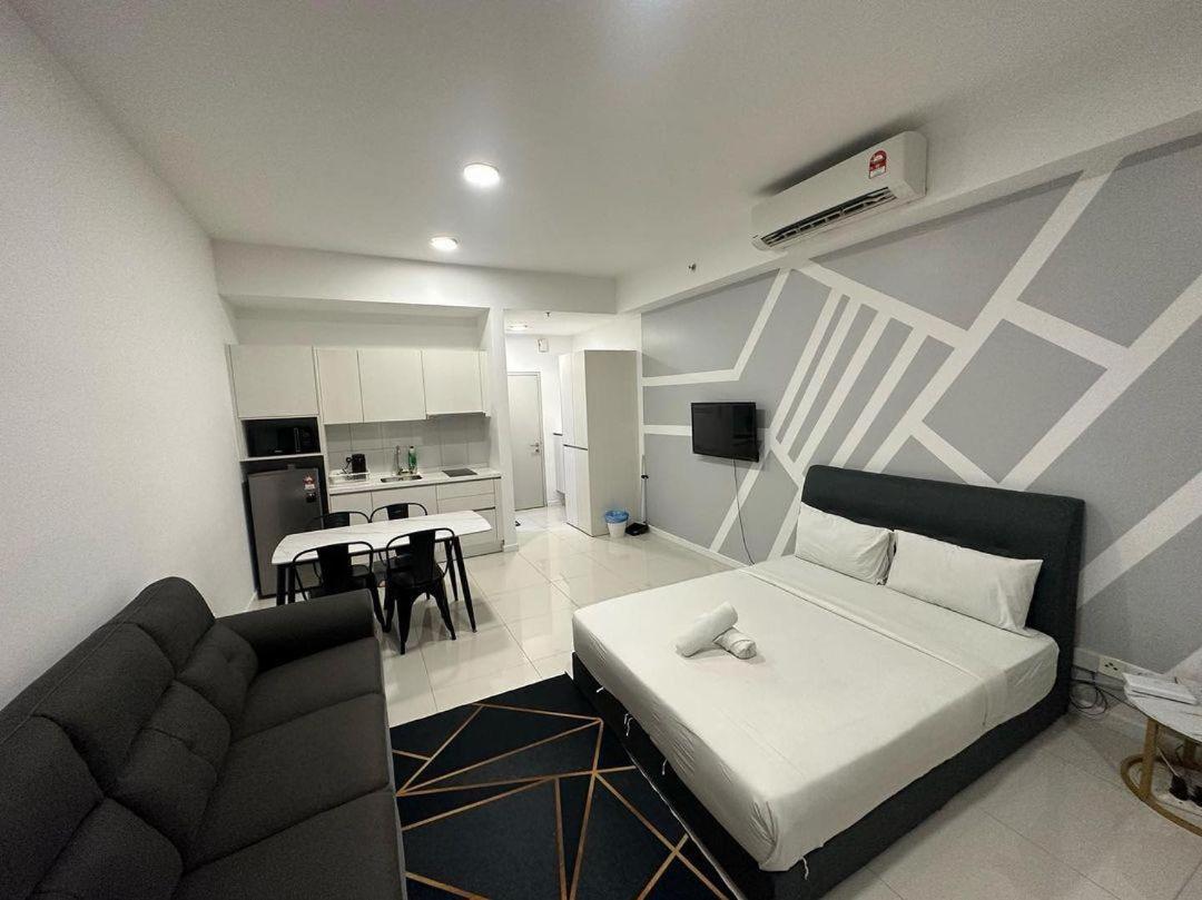 Chambers Residence by Fantastic, Balcony KLCC View