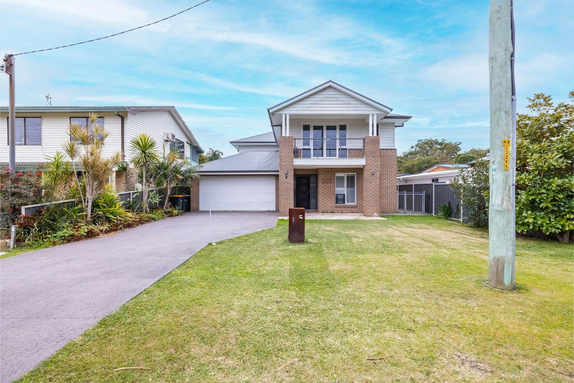 Big Wave At Shoal Bay 8 Achilles St large home with ducted air con Wi Fi and Linen