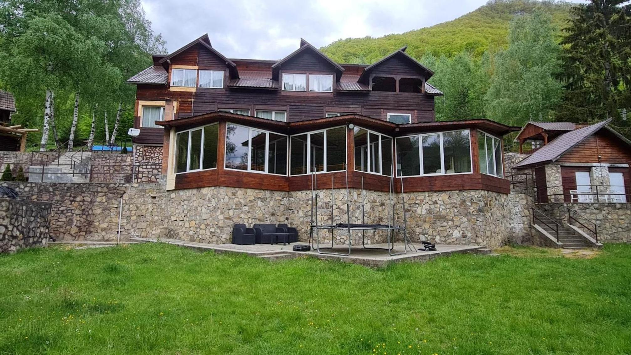 Cabana Floare de stâncă Retezat cu Ciubar in pădure view 3