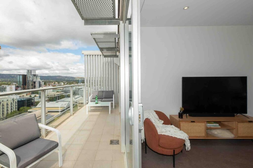 City apartment, pool & carpark