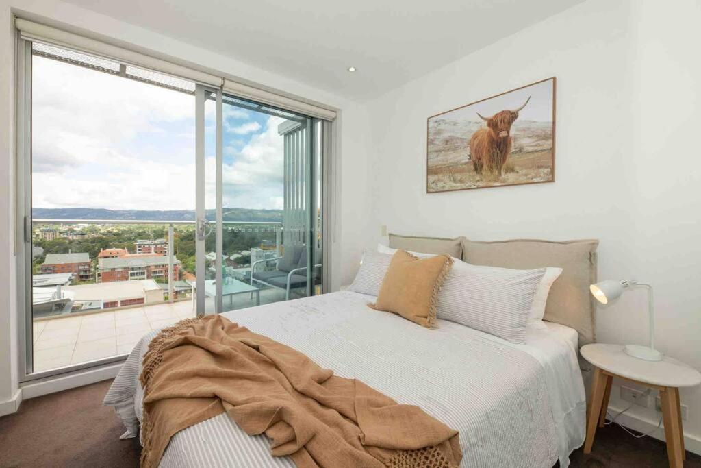 City apartment, pool & carpark