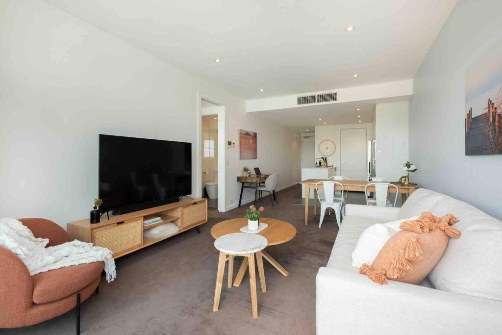 City apartment, pool & carpark