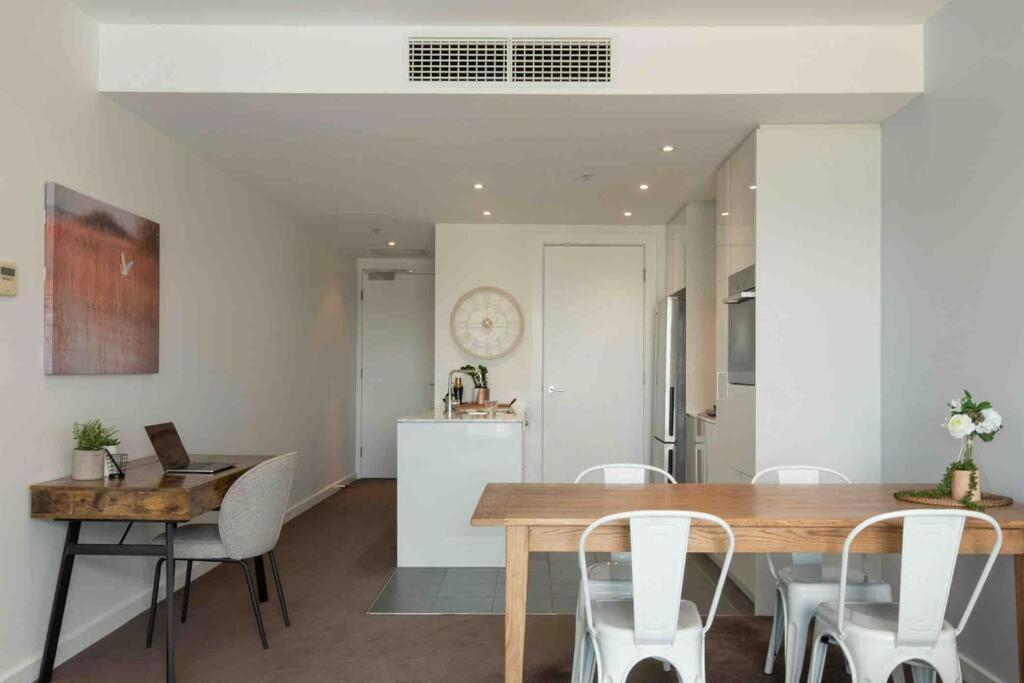 City apartment, pool & carpark
