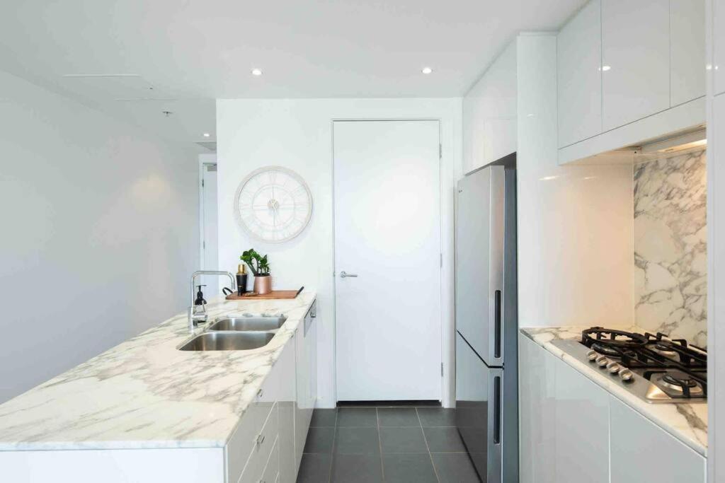 City apartment, pool & carpark