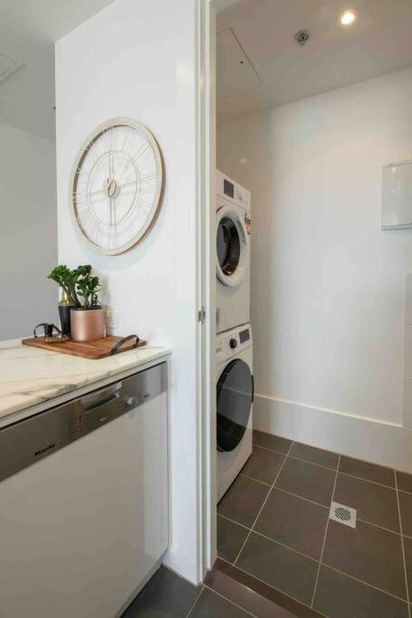 City apartment, pool & carpark