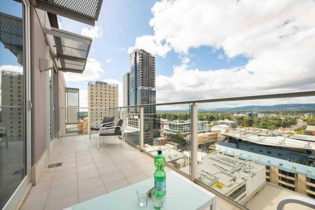 City apartment, pool & carpark