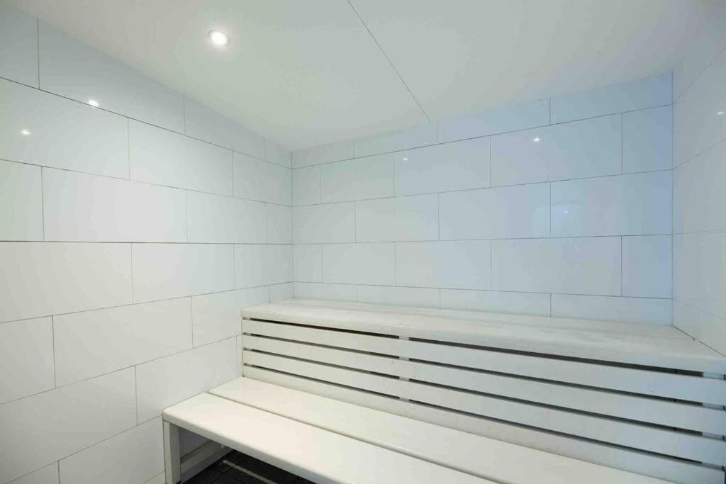 City apartment, pool & carpark