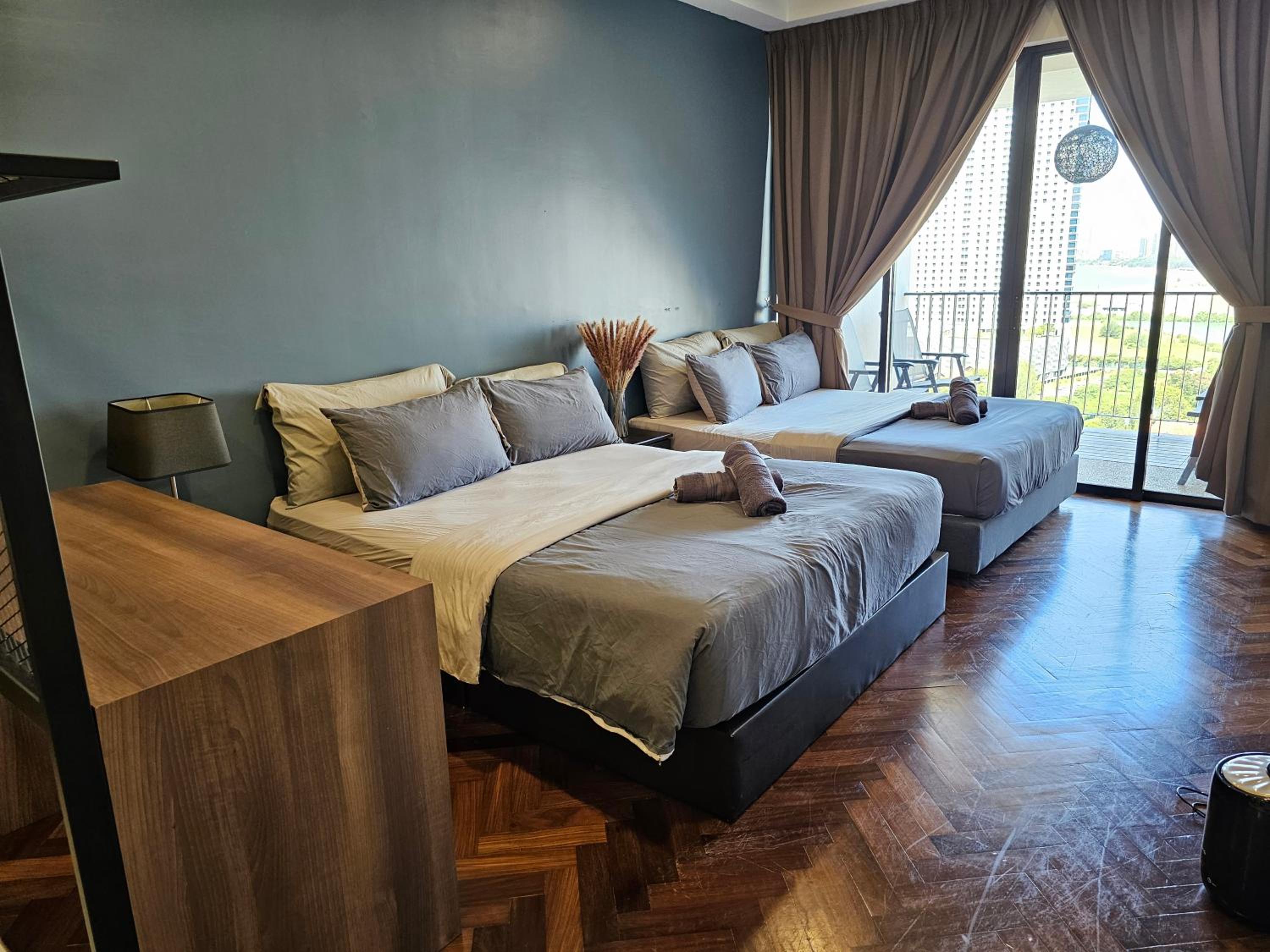 Deluxe Seaview Suite Twin Bed by The Only Bnb photo 4